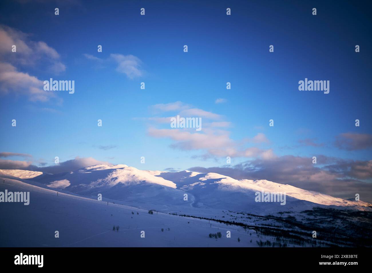 Malerische Aussicht auf Schnee bedeckt Berge gegen Himmel Stockfoto