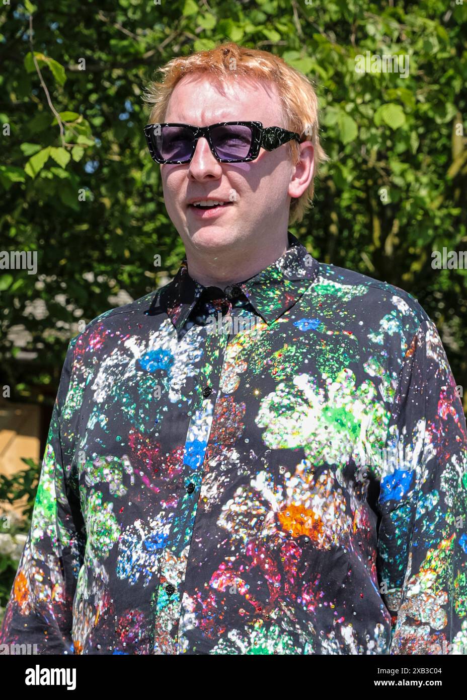 Joe Lycett, britischer Komiker, in farbenfroher Blumenmode auf der RHS Chelsea Flower Show in London Stockfoto