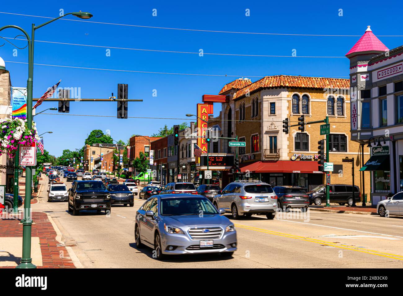 Saint Charles, IL, USA - 5. Juni 2024: Blick auf die Innenstadt von St. Charles am Fox River. Stockfoto