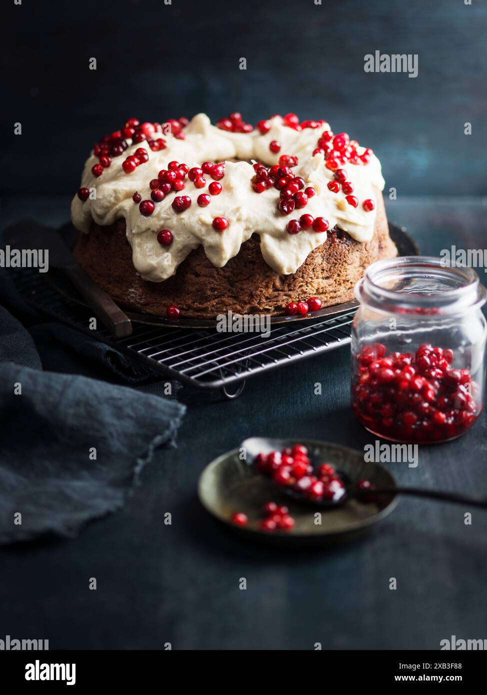 Kuchen dekoriert mit roten kleinen Kirschen Stockfoto