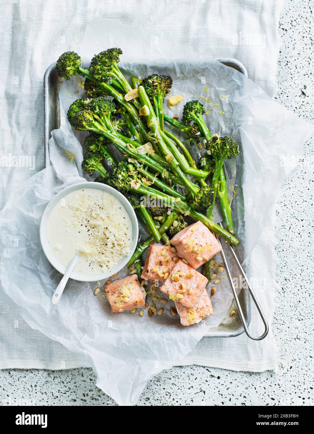 Gebackener Lachs in der Nähe von geröstetem Brokkoli mit Suppe im Tablett Stockfoto