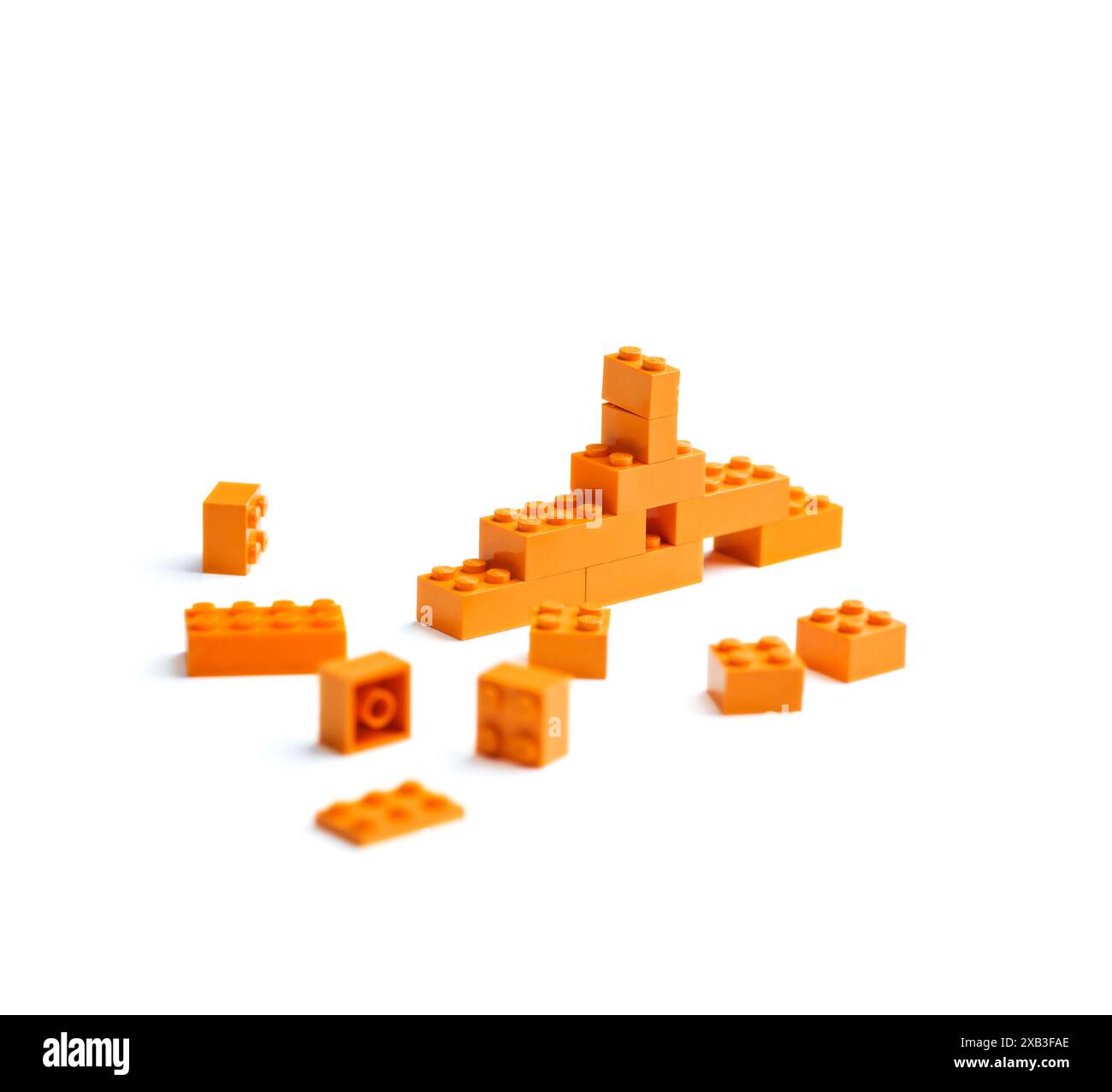 Spielzeugklötze auf weißem Hintergrund Stockfoto