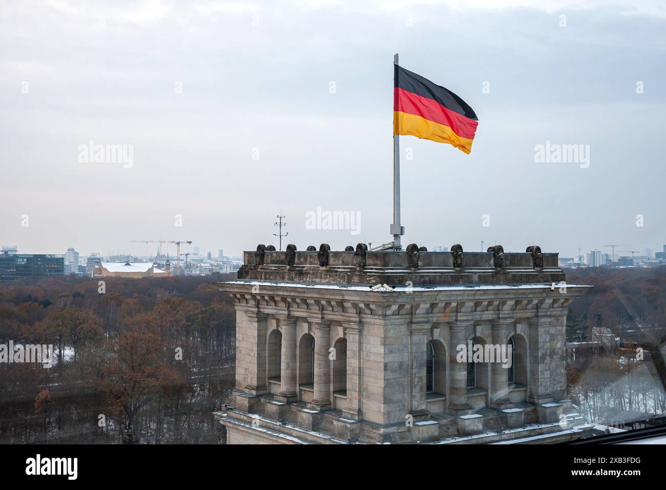 Deutsche Flagge auf dem Reichstagsgebäude in der Stadt gegen den Himmel Stockfoto