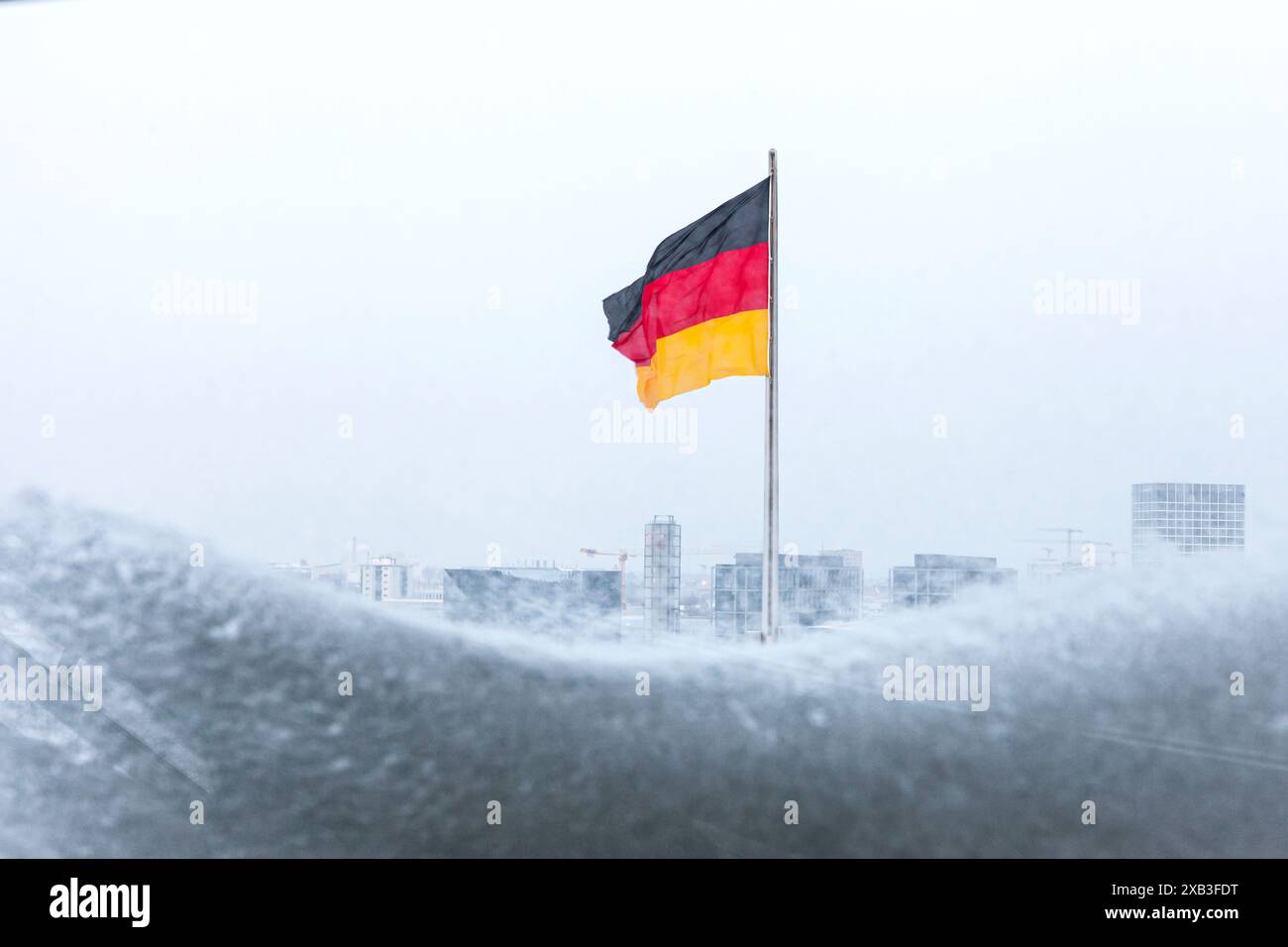 Deutsche Flagge gegen Himmel durch Glas gesehen Stockfoto