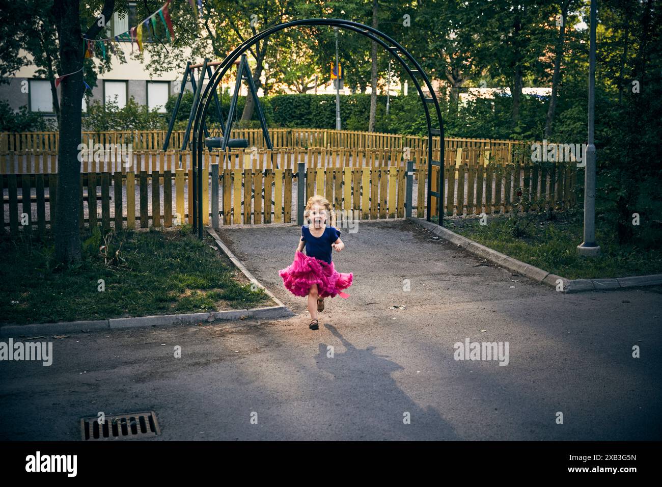 Porträt eines sorglosen Mädchens, das auf der Straße läuft Stockfoto