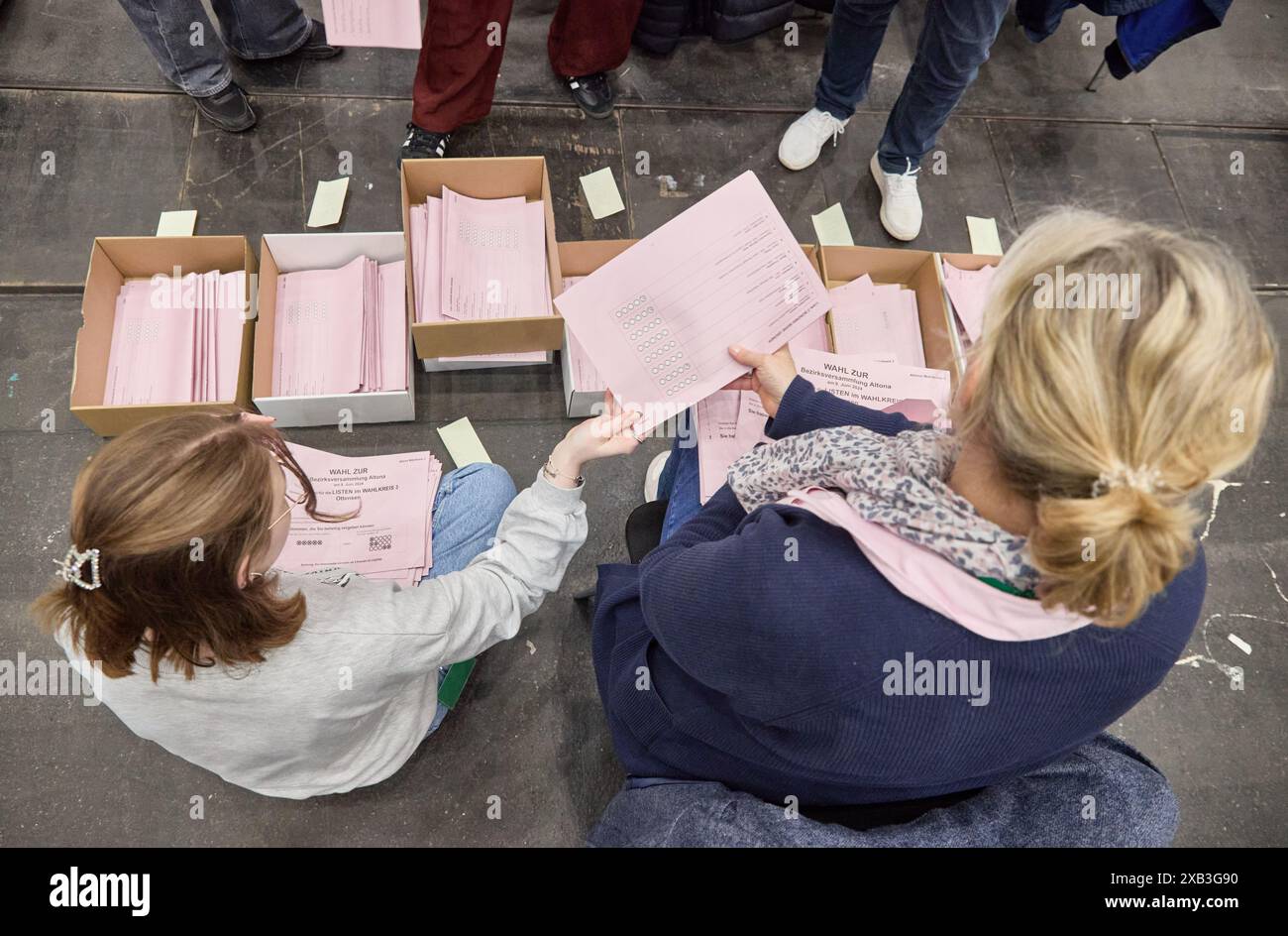 10. Juni 2024, Hamburg: Wahlhelfer in den Messehallen zählen die Stimmen nach der Landtagswahl. Foto: Georg Wendt/dpa Stockfoto