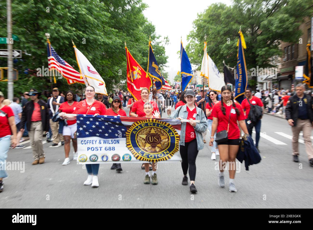 157. Memorial Day Parade am 27. Mai 2024 IN BAY RIDGE, BROOKLYN, NEW YORK. Mitglieder einer lokalen amerikanischen Legion marschieren mit einem Banner. Stockfoto