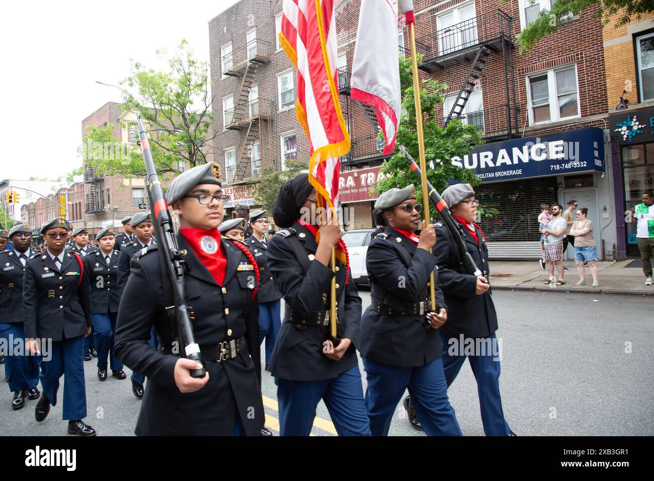 157. Memorial Day Parade am 27. Mai 2024 IN BAY RIDGE, BROOKLYN, NEW YORK. Militärkadetten der High School marschieren in der Parade. Stockfoto