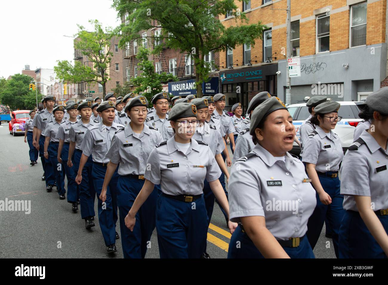 157. Memorial Day Parade am 27. Mai 2024 IN BAY RIDGE, BROOKLYN, NEW YORK. Militärkadetten der High School marschieren in der Parade. Stockfoto