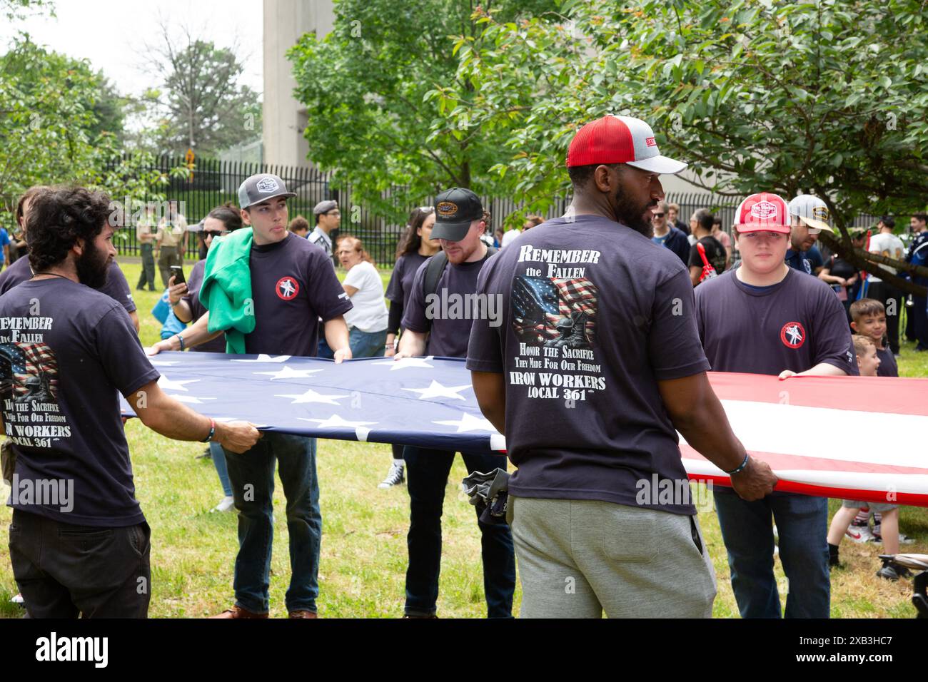 157. Memorial Day Parade am 27. Mai 2024 IN BAY RIDGE, BROOKLYN, NEW YORK. Mitglieder von Iron Workers Local 361 falten rituell ihren Marsch-AME Stockfoto
