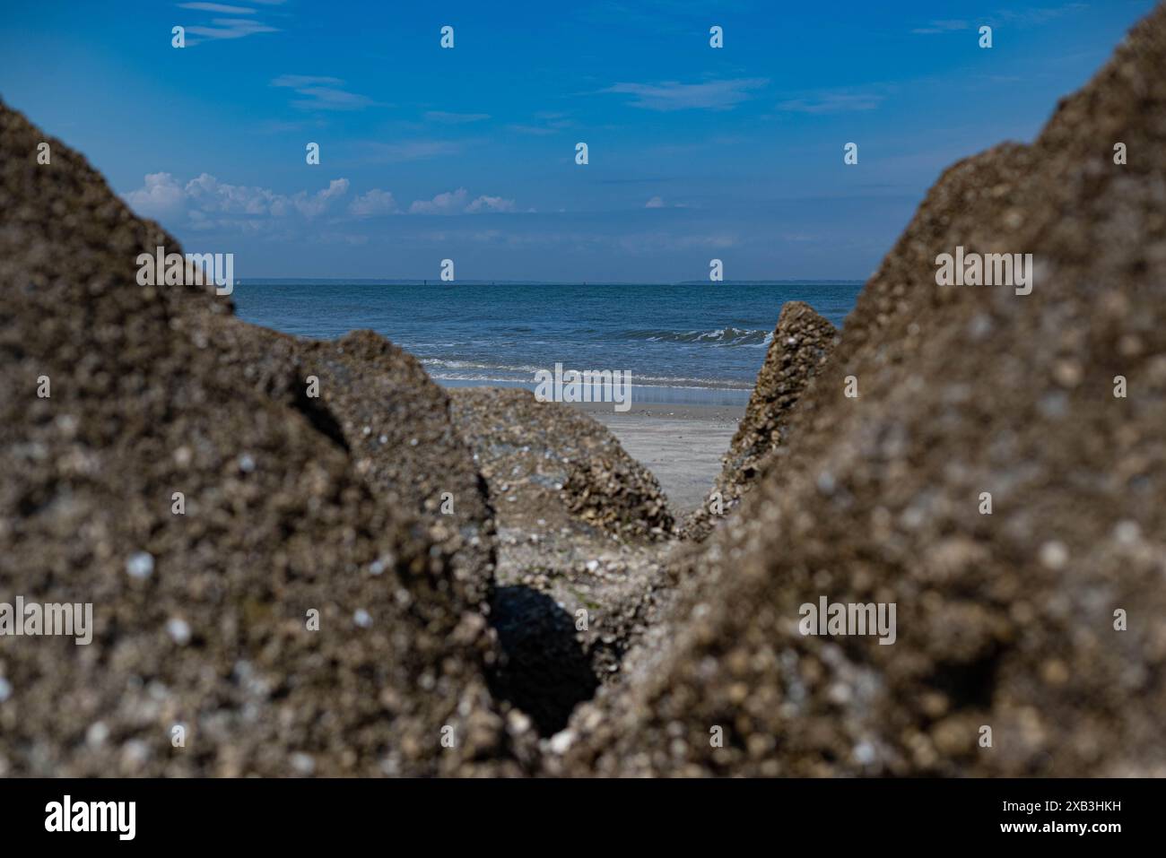 Rocky Ocean Shore auf Tybee Stockfoto