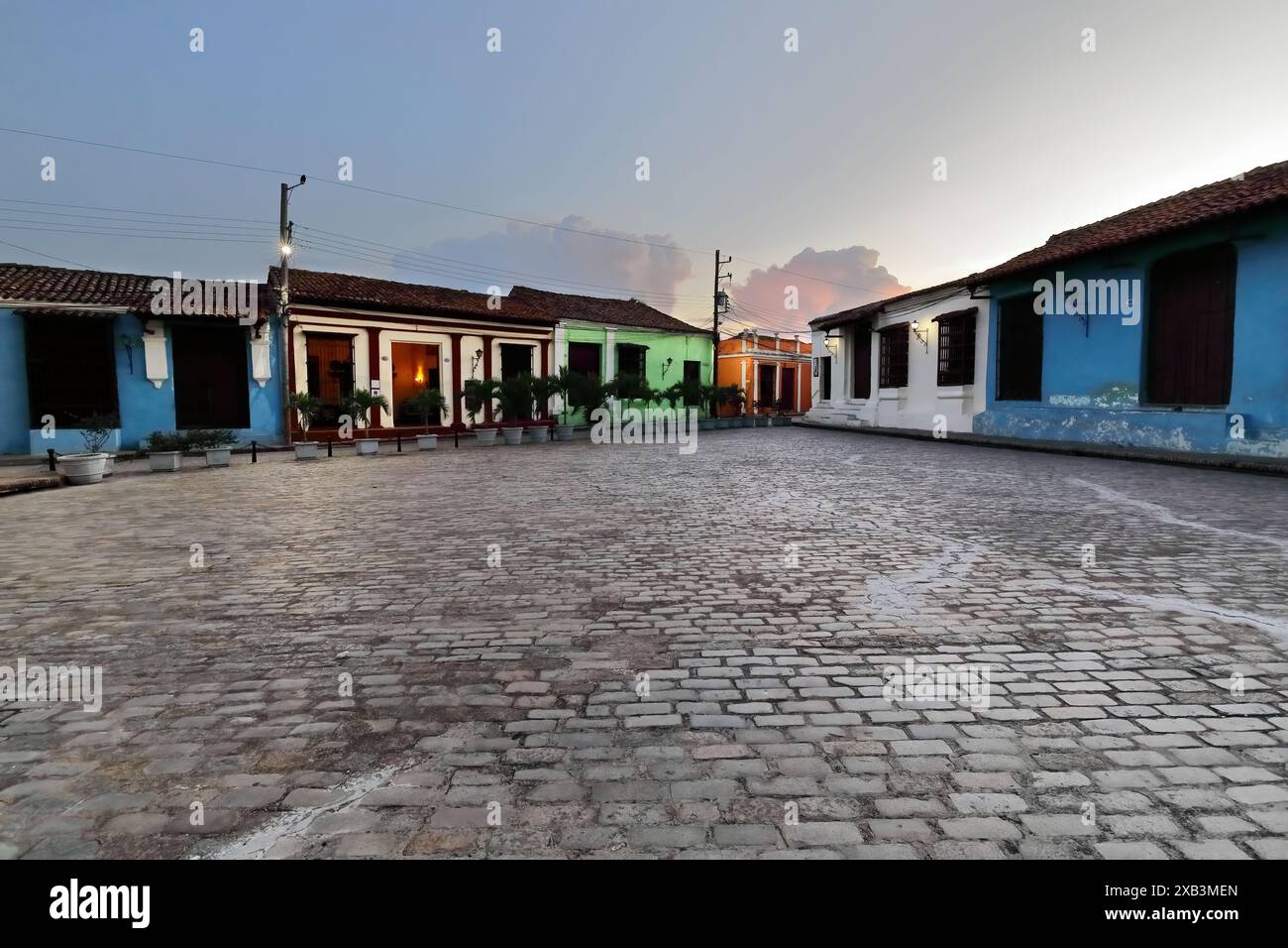 365 die letzte 1732 n. Chr. legte die Plaza San Juan de Dios Square Kolonialgebäude mit roten Ziegeldächern, eisengelladen und Kopfsteinpflaster. Camaguey-Kuba. Stockfoto