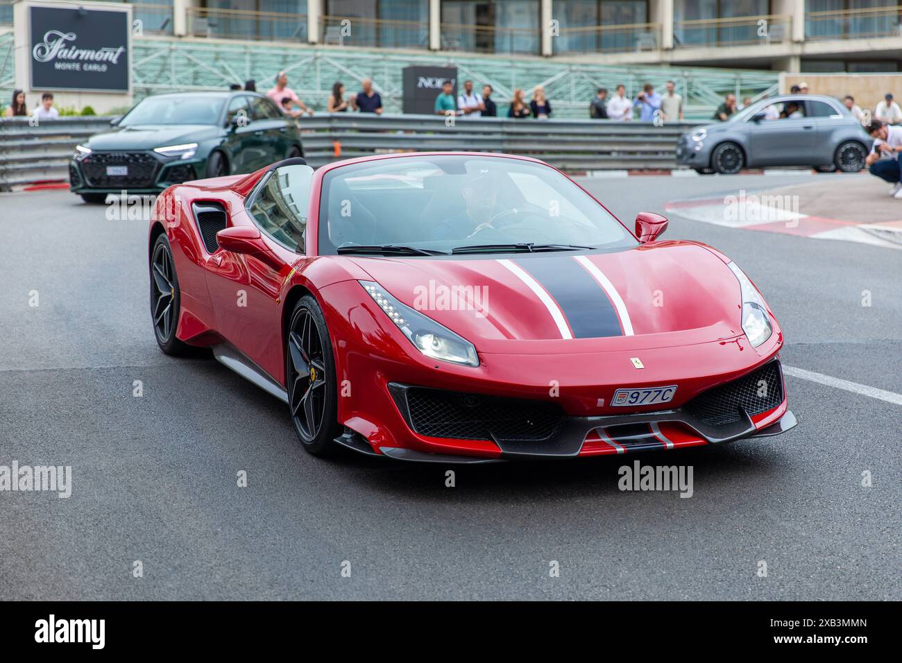 Monte-Carlo, Monaco - 9. Juni 2024: Ein markanter roter Ferrari 488 Pista navigiert während des Formel-1-Grand-Prix über die berühmte Fairmont-Haarnadelnadel. Der Sport Stockfoto