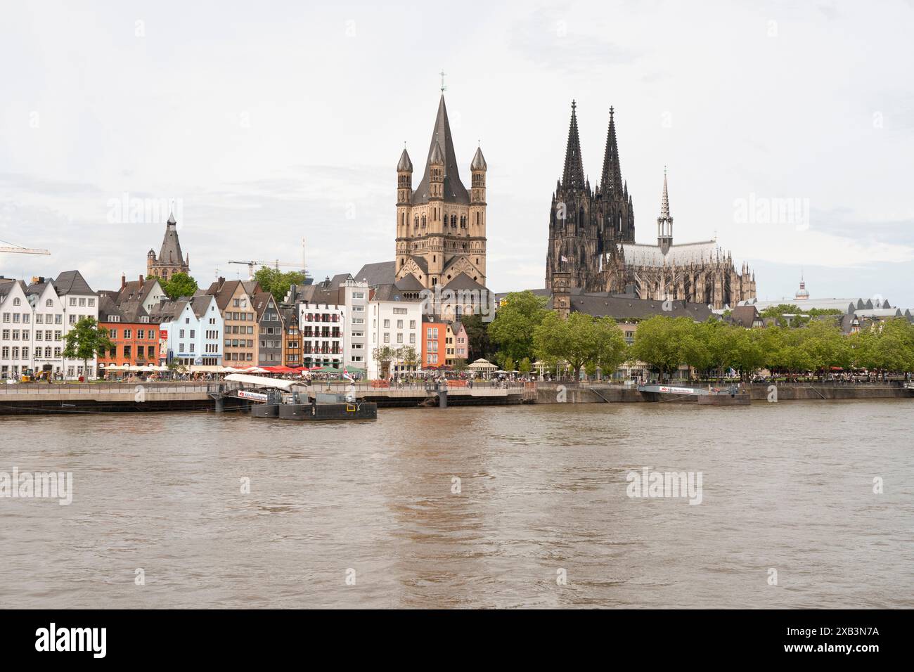 Die große St.-Martin-Kirche und der Dom vom Rhein, Köln, Deutschland Stockfoto