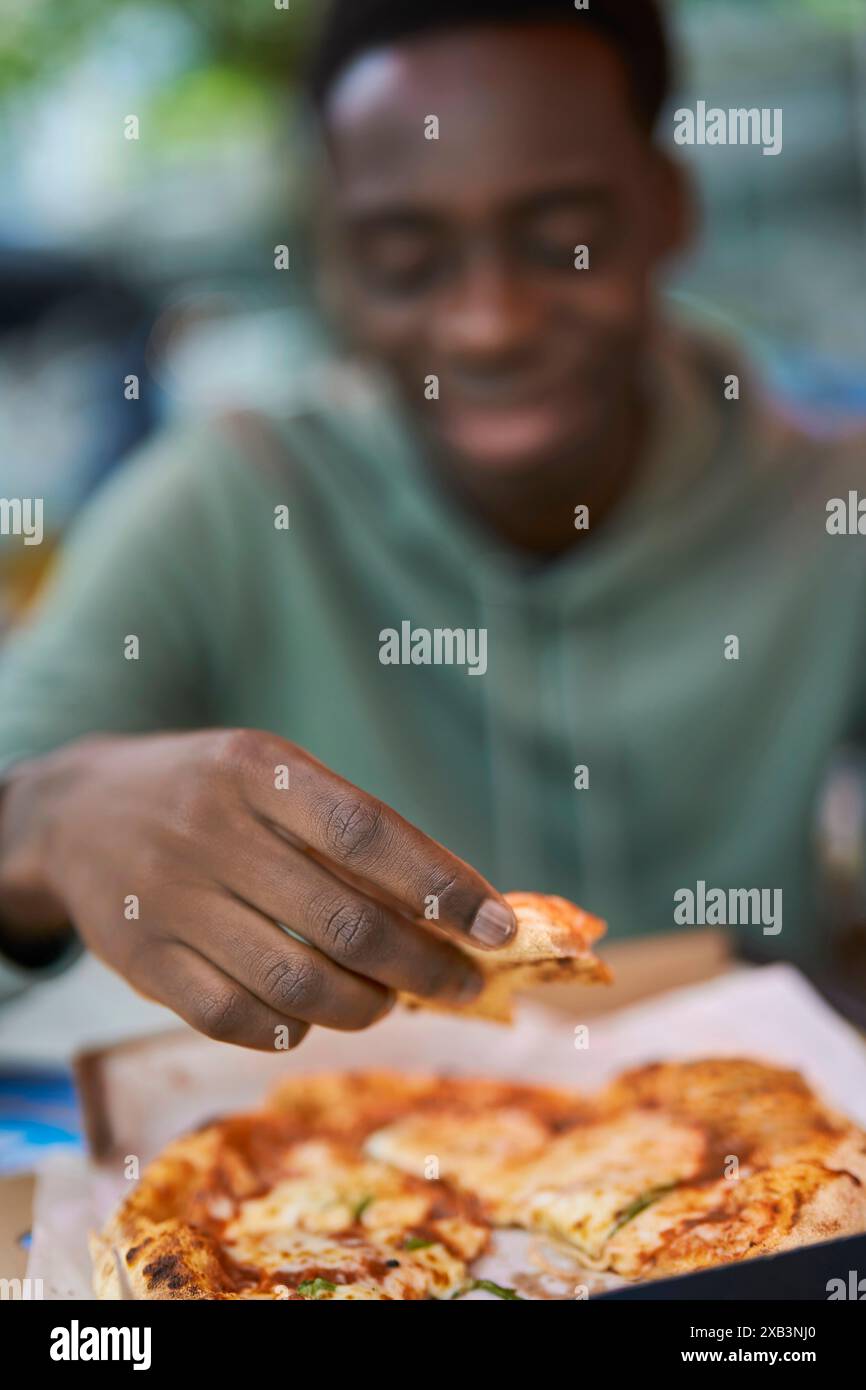 Nahaufnahme Eines Teenagers, Der Pizza Auf Dem Outdoor Street Food Market Isst Stockfoto