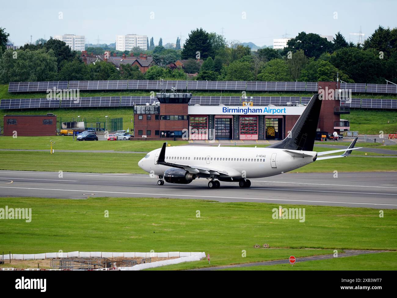 Das Flugzeug der englischen Mannschaft startet vor der UEFA Euro 2024 vom Flughafen Birmingham. Bilddatum: Montag, 10. Juni 2024. Stockfoto