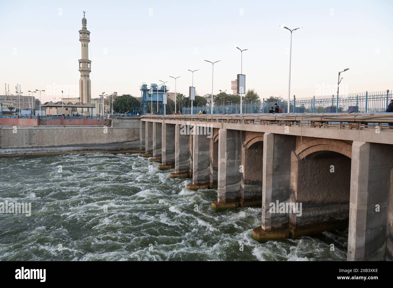 ÄGYPTEN, Assiut-Stauwehr und der 350 km lange Ibrahimiyya-Kanal transportieren Nilwasser zur Bewässerung / ÄGYPTEN, Assiut, Asyut-Stauwehr und Ibrahimiyya-Kanal, der Kanal ist 350 km lang und bringt Wasser vom Nil zur landwirtschaftlichen Bewässerung Stockfoto