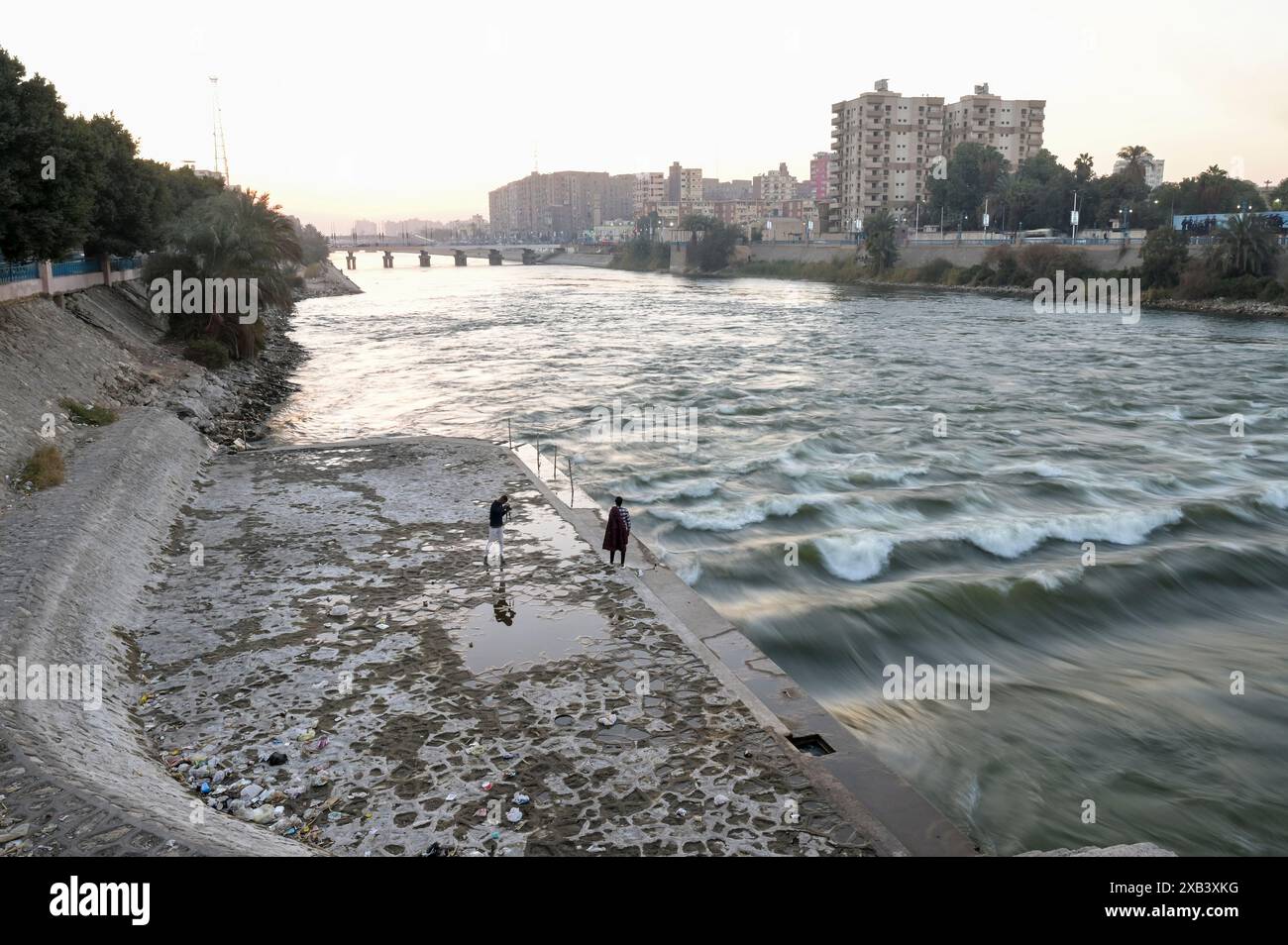 ÄGYPTEN, Assiut-Stauwehr und der 350 km lange Ibrahimiyya-Kanal transportieren Nilwasser zur Bewässerung / ÄGYPTEN, Assiut, Asyut-Stauwehr und Ibrahimiyya-Kanal, der Kanal ist 350 km lang und bringt Wasser vom Nil zur landwirtschaftlichen Bewässerung Stockfoto