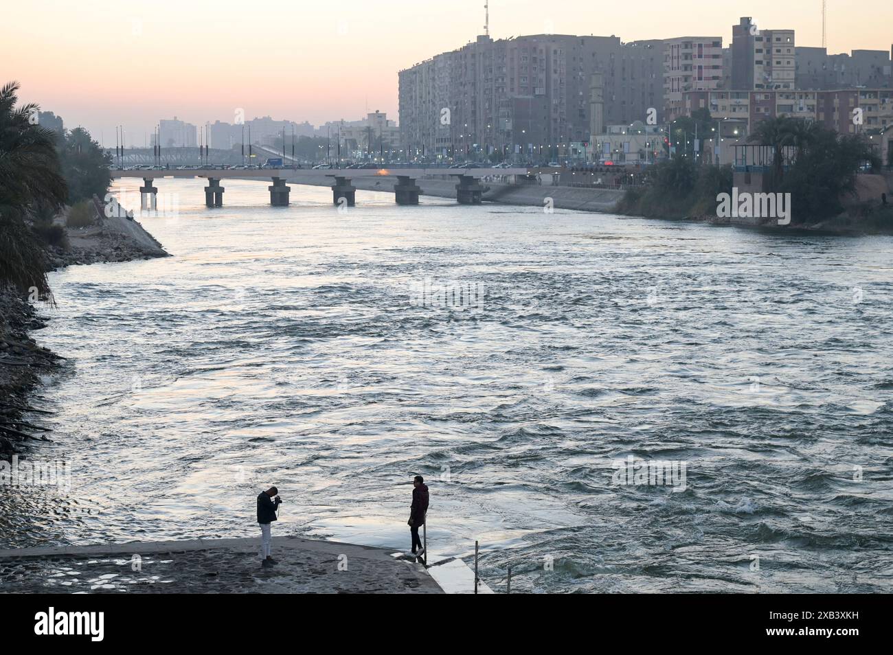 ÄGYPTEN, Assiut-Stauwehr und der 350 km lange Ibrahimiyya-Kanal transportieren Nilwasser zur Bewässerung / ÄGYPTEN, Assiut, Asyut-Stauwehr und Ibrahimiyya-Kanal, der Kanal ist 350 km lang und bringt Wasser vom Nil zur landwirtschaftlichen Bewässerung Stockfoto