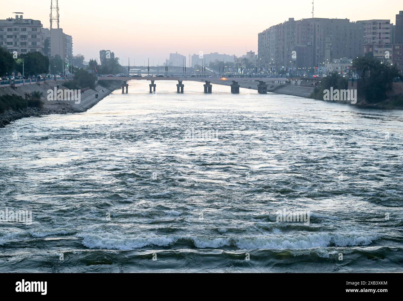 ÄGYPTEN, Assiut, 350 km langer Ibrahimiyya-Kanal transportiert Nilwasser zur Bewässerung / ÄGYPTEN, Assiut, Asyut-Stauwehr und Ibrahimiyya-Kanal, der Kanal ist 350 km lang und bringt Wasser vom Nil zur landwirtschaftlichen Bewässerung Stockfoto