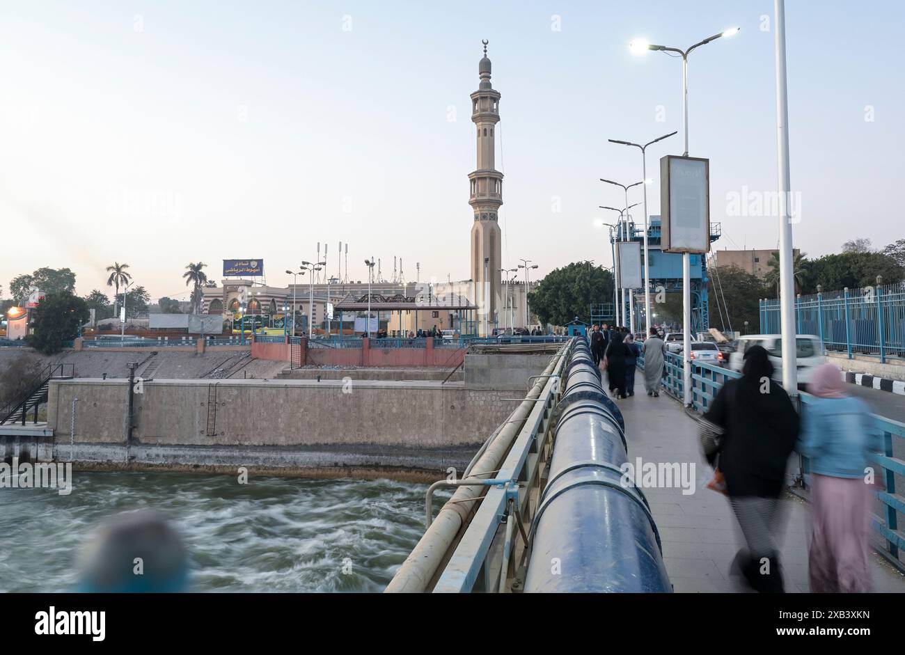 ÄGYPTEN, Assiut-Stauwehr und der 350 km lange Ibrahimiyya-Kanal transportieren Nilwasser zur Bewässerung / ÄGYPTEN, Assiut, Asyut-Stauwehr und Ibrahimiyya-Kanal, der Kanal ist 350 km lang und bringt Wasser vom Nil zur landwirtschaftlichen Bewässerung Stockfoto