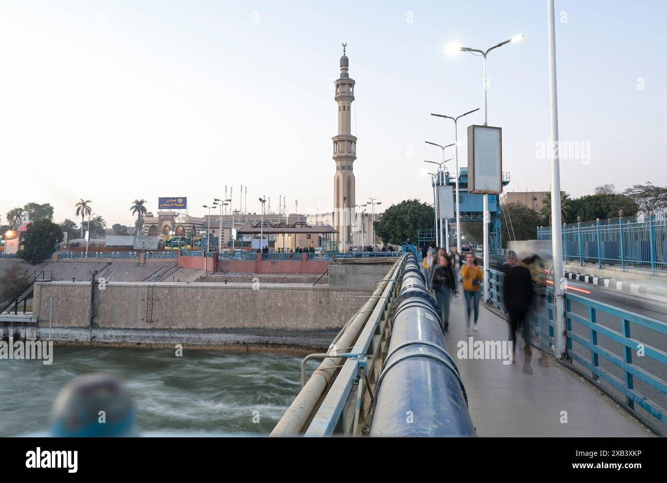ÄGYPTEN, Assiut-Stauwehr und der 350 km lange Ibrahimiyya-Kanal transportieren Nilwasser zur Bewässerung / ÄGYPTEN, Assiut, Asyut-Stauwehr und Ibrahimiyya-Kanal, der Kanal ist 350 km lang und bringt Wasser vom Nil zur landwirtschaftlichen Bewässerung Stockfoto
