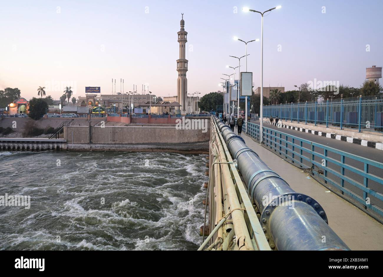 ÄGYPTEN, Assiut-Stauwehr und der 350 km lange Ibrahimiyya-Kanal transportieren Nilwasser zur Bewässerung / ÄGYPTEN, Assiut, Asyut-Stauwehr und Ibrahimiyya-Kanal, der Kanal ist 350 km lang und bringt Wasser vom Nil zur landwirtschaftlichen Bewässerung Stockfoto