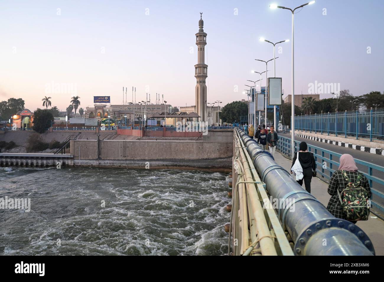 ÄGYPTEN, Assiut-Stauwehr und der 350 km lange Ibrahimiyya-Kanal transportieren Nilwasser zur Bewässerung / ÄGYPTEN, Assiut, Asyut-Stauwehr und Ibrahimiyya-Kanal, der Kanal ist 350 km lang und bringt Wasser vom Nil zur landwirtschaftlichen Bewässerung Stockfoto