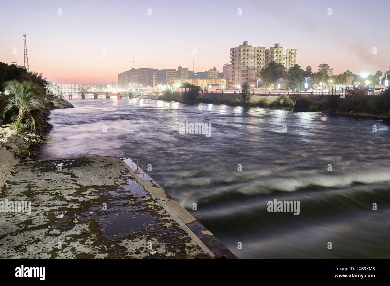 ÄGYPTEN, Assiut-Stauwehr und der 350 km lange Ibrahimiyya-Kanal transportieren Nilwasser zur Bewässerung / ÄGYPTEN, Assiut, Asyut-Stauwehr und Ibrahimiyya-Kanal, der Kanal ist 350 km lang und bringt Wasser vom Nil zur landwirtschaftlichen Bewässerung Stockfoto