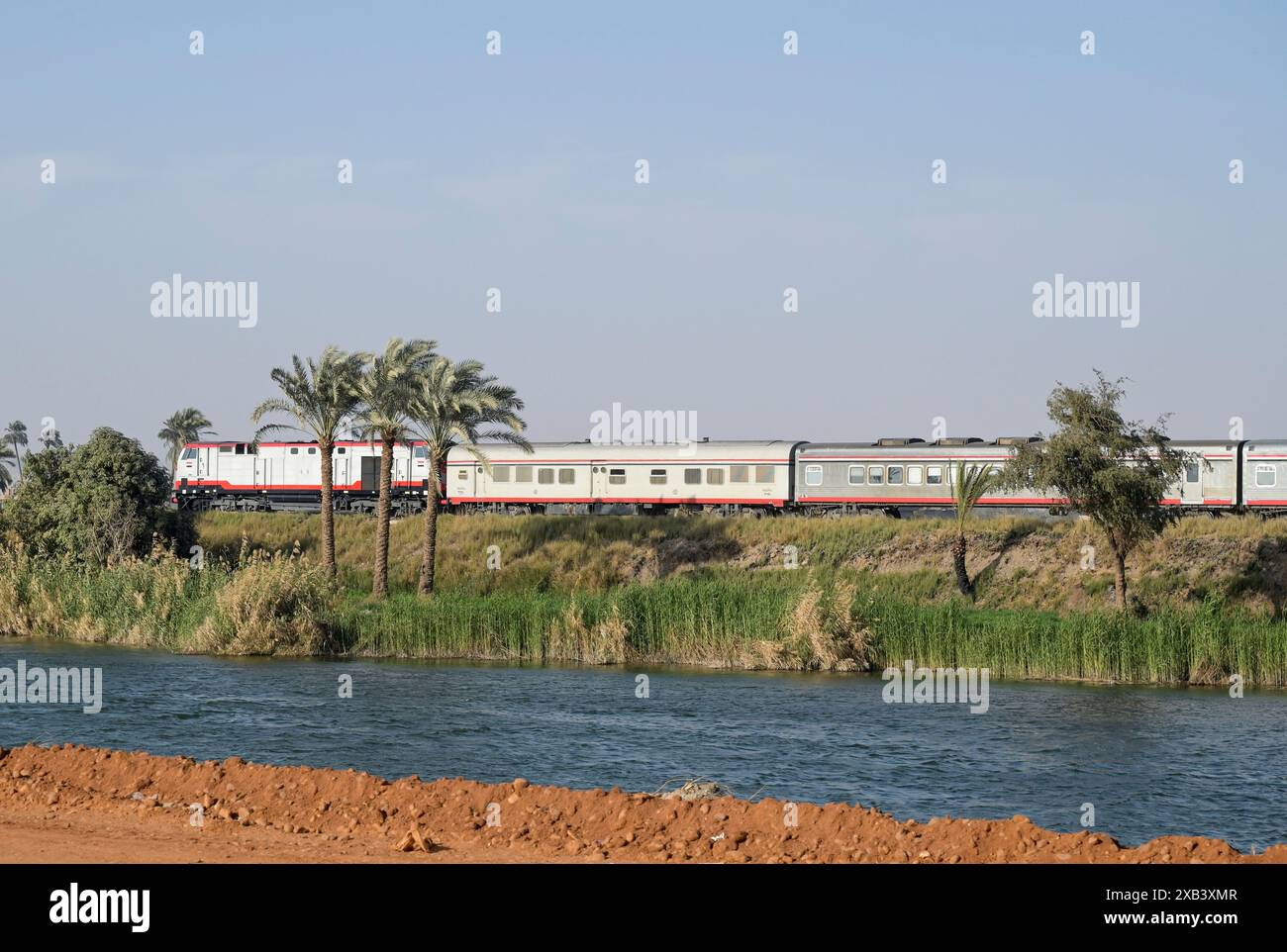 ÄGYPTEN, Assiut, 350 km langer Ibrahimiyya-Kanal transportiert Nilwasser zur Bewässerung, Personenzug auf Eisenbahnlinie Kairo-Asyut/ÄGYPTEN, Asyut, Ibrahimiyya-Kanal, der Kanal ist 350 km lang und bringt Wasser vom Nil zur landwirtschaftlichen Bewässerung, Bahnlinie Kairo-Assiut Stockfoto