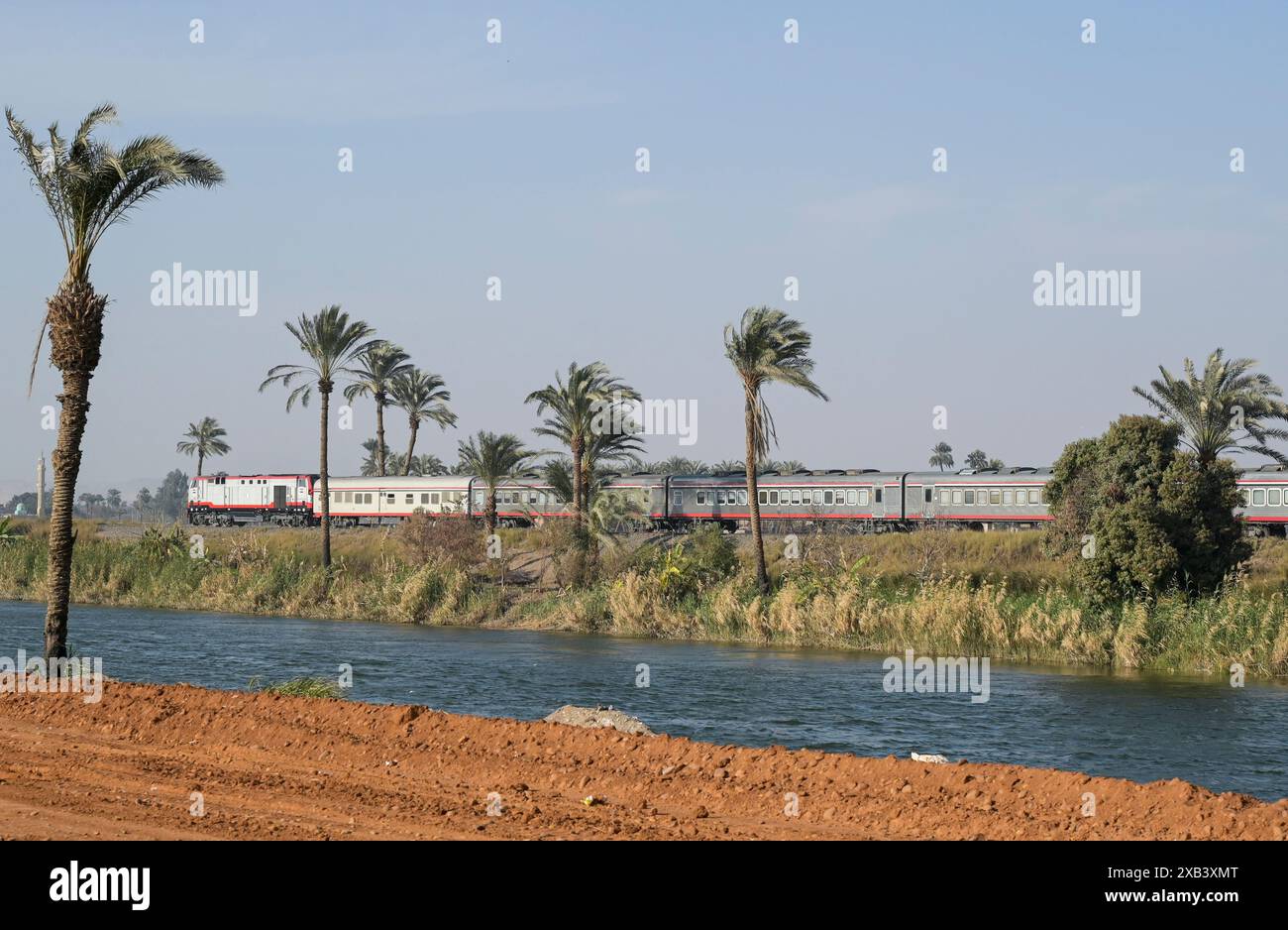 ÄGYPTEN, Assiut, 350 km langer Ibrahimiyya-Kanal transportiert Nilwasser zur Bewässerung, Personenzug auf Eisenbahnlinie Kairo-Asyut/ÄGYPTEN, Asyut, Ibrahimiyya-Kanal, der Kanal ist 350 km lang und bringt Wasser vom Nil zur landwirtschaftlichen Bewässerung, Bahnlinie Kairo-Assiut Stockfoto