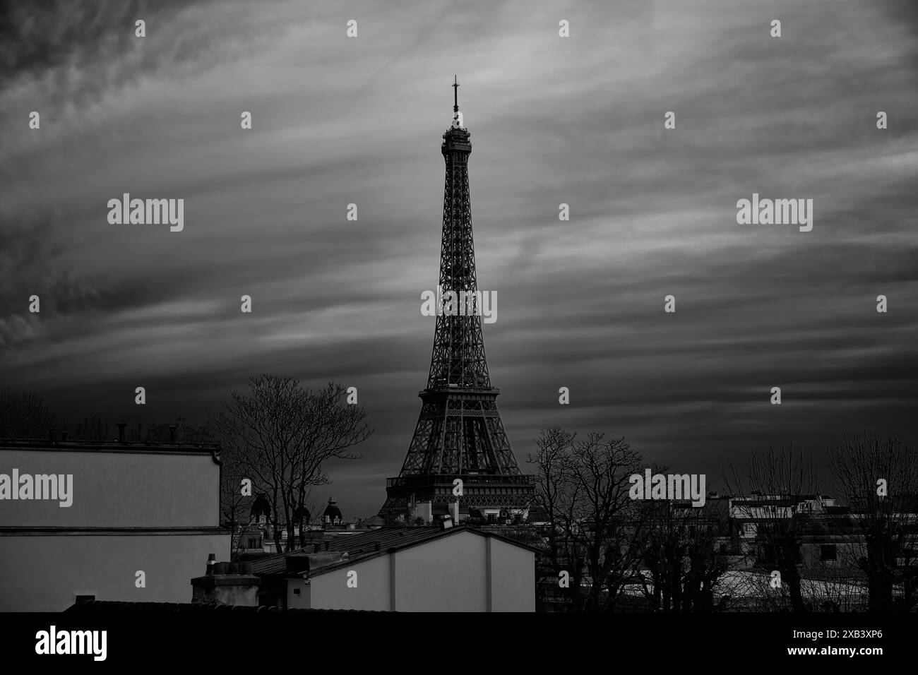 Ein Blick auf die Eiffeltour in Paris vom 16. Arrondissement in Schwarz-weiß Stockfoto