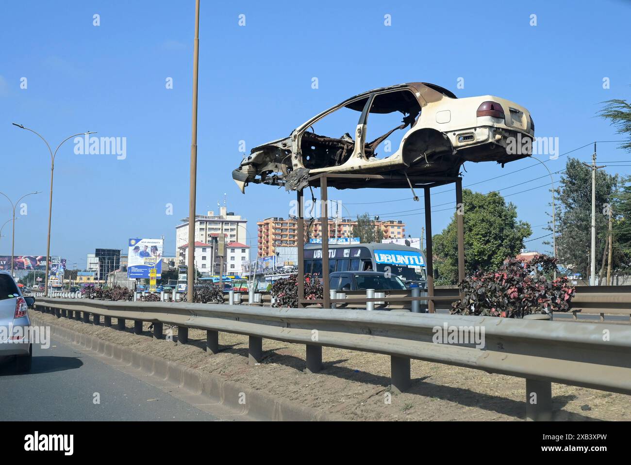 KENIA, Nairobi, Thika Highway, Wrack als Unfallwarnung / KENIA, Nairobi, Thika Road Autobahn, Autowrack als Warnung für schnelles Fahren Stockfoto