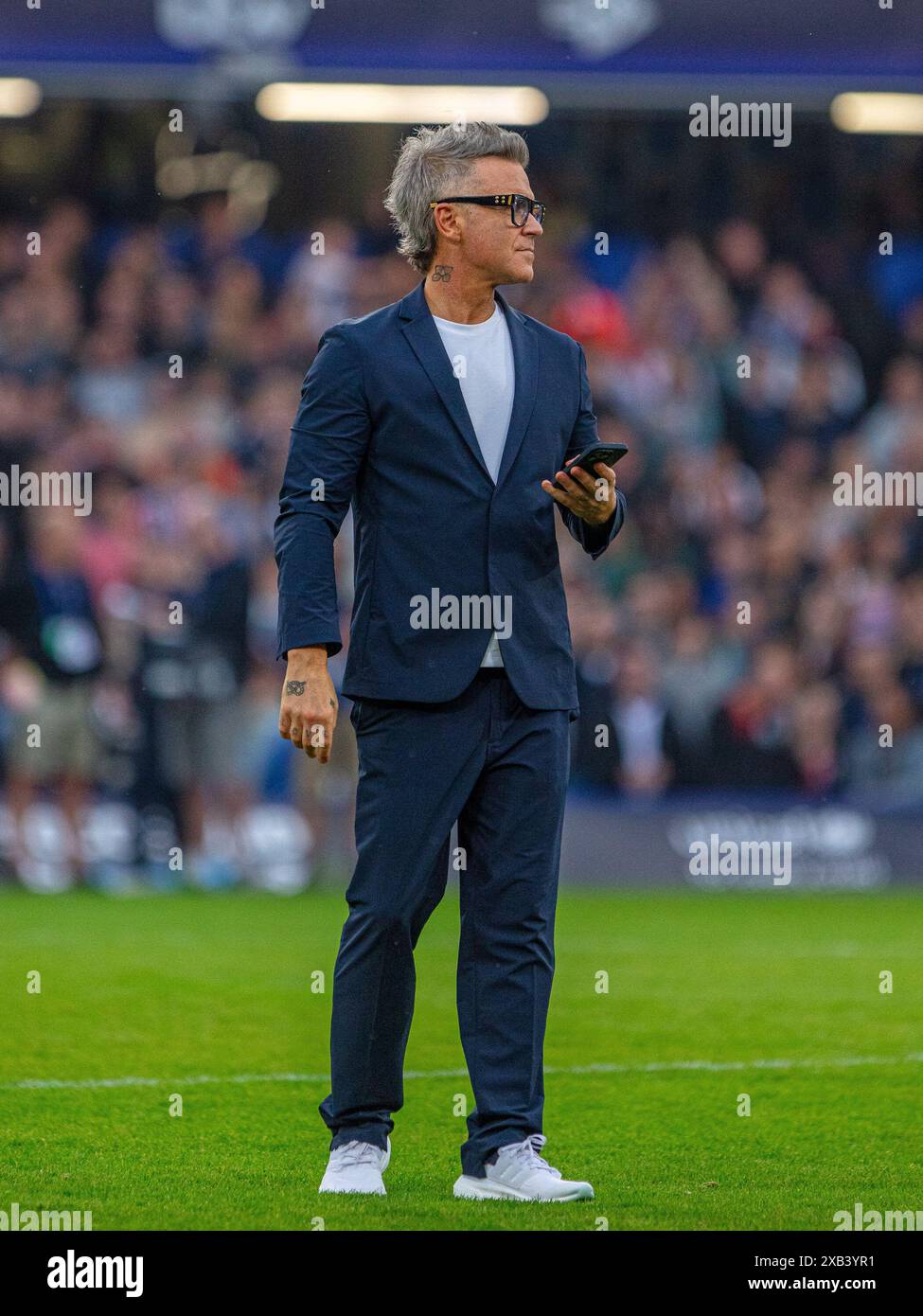 Stamford Bridge Stadium, Großbritannien. Juni 2024. Robbie Williams (Sänger) während der UNICEF SoccerAid Charity-Veranstaltung zwischen England XL und der World XI im Stamford Bridge Stadium in London, England, 9. Juni 2024 | Foto: Jayde Chamberlain/SPP. Jayde Chamberlain/SPP (Jayde Chamberlain/SPP) Credit: SPP Sport Press Photo. /Alamy Live News Stockfoto