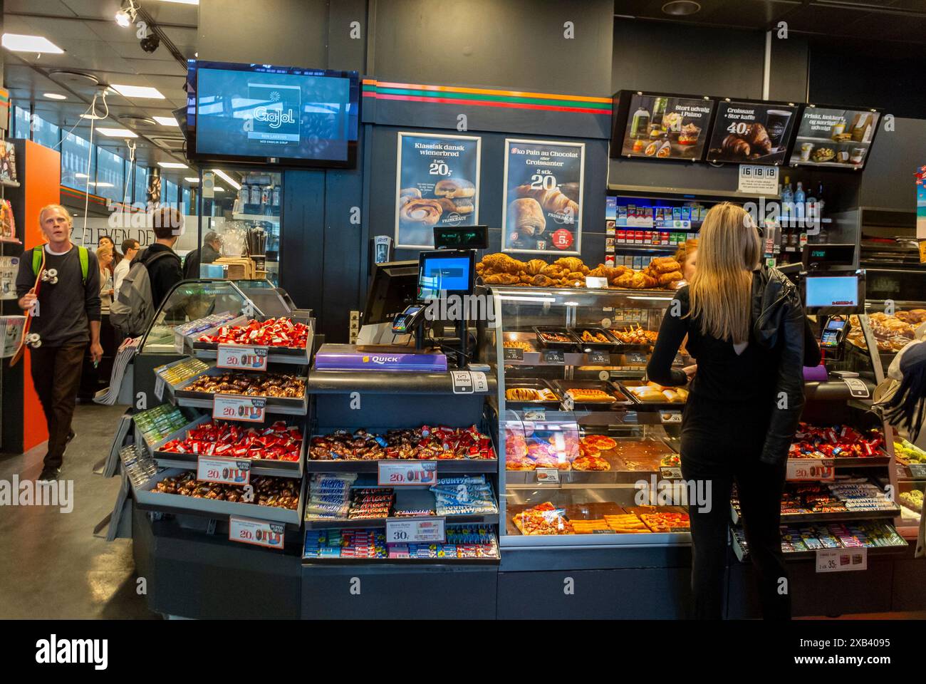 Kopenhagen, Dänemark, Menschen, Passagiere, Frau von hinten, Snacks in der dänischen Bäckerei kaufen, innen, Bahnhof, Reisen Stockfoto