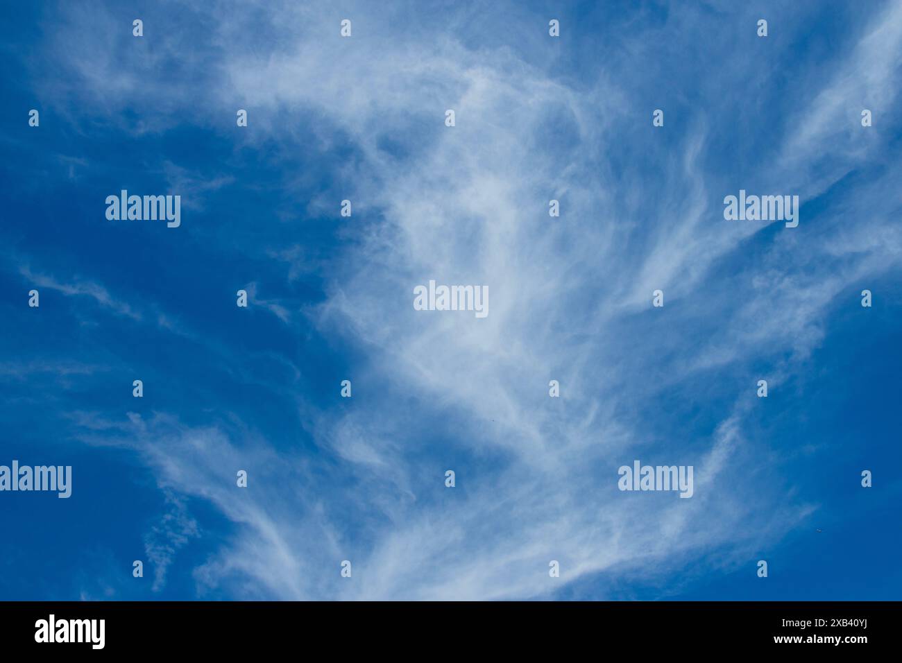 Blick auf dünne Zirruswolken mit blauem Himmel. Stockfoto