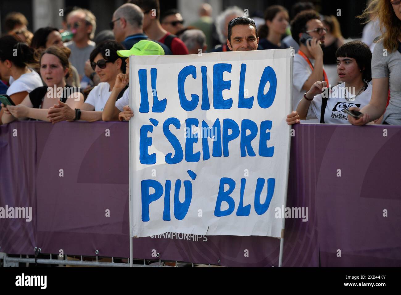 Rom, Italien. Juni 2024. Italienische Fans am 2. Tag der European Athletics 08. Juni 2024 im Olimpic Stadium in Rom Credit: Independent Photo Agency/Alamy Live News Stockfoto