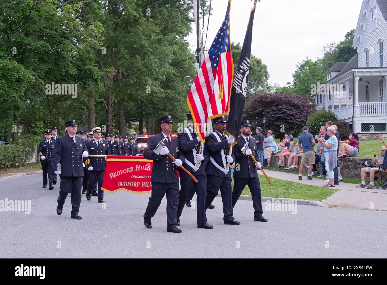 Die Bedford Hills Volunteer Fire Department marschiert beim Katonah Fire Department Carnival in Westchester, New York. Stockfoto