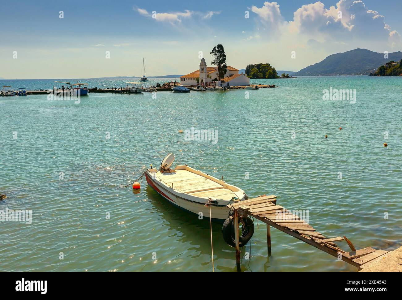 Pontikonisi Insel in Korfu, Griechenland, vom Meer aus gesehen mit Booten im Vordergrund Stockfoto