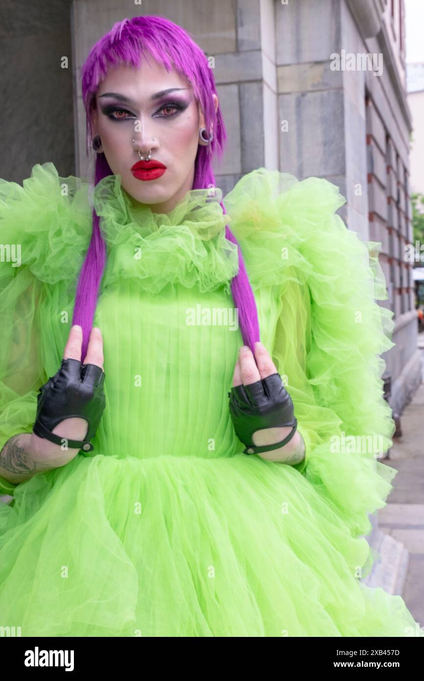 Ein Mann im Schlepptau in einem kunstvollen grünen Kleid und lila Ponyschwänzen bei der Pride Parade 2024 in Poughkeepsie, Duchess County, N.Y. Stockfoto