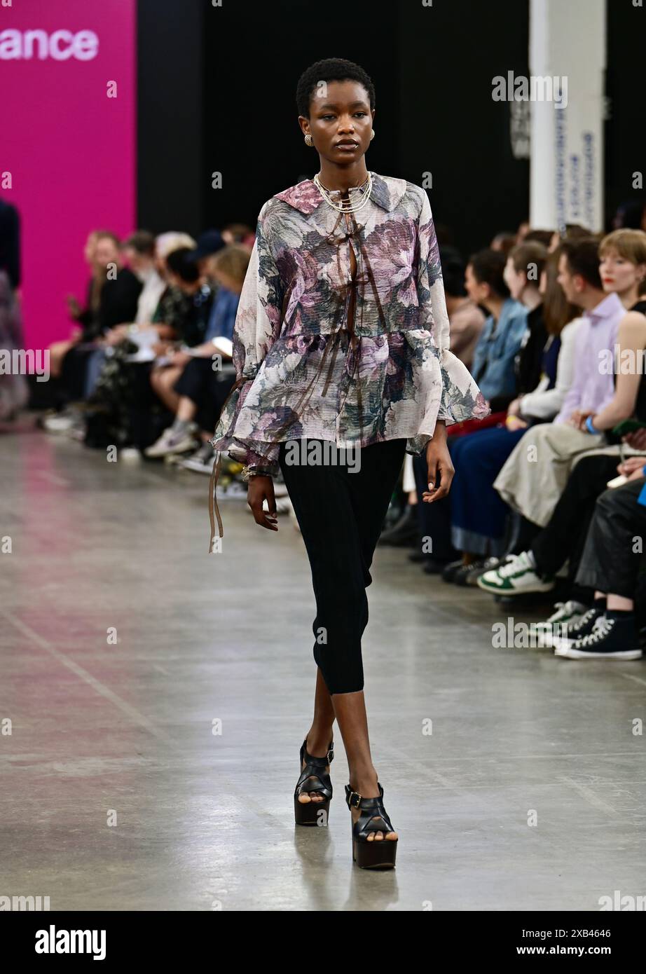 LONDON, GROSSBRITANNIEN. Juni 2024. Graduate Fashion Week 2024 Tag 1 - University of Derby Catwalk, London, Großbritannien. Quelle: Siehe Li/Picture Capital/Alamy Live News Stockfoto