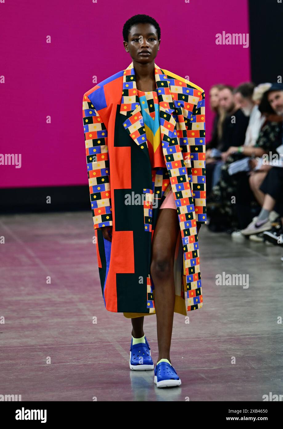 LONDON, GROSSBRITANNIEN. Juni 2024. Graduate Fashion Week 2024 Tag 1 - University of Derby Catwalk, London, Großbritannien. Quelle: Siehe Li/Picture Capital/Alamy Live News Stockfoto