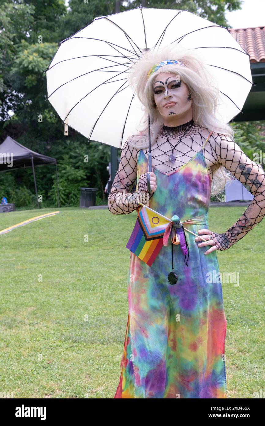 Ein 100 % schwuler Mann im Drag bei der Poughkeepsie Pride Parade 2024. Im Waryas Park auf der After Party. Stockfoto