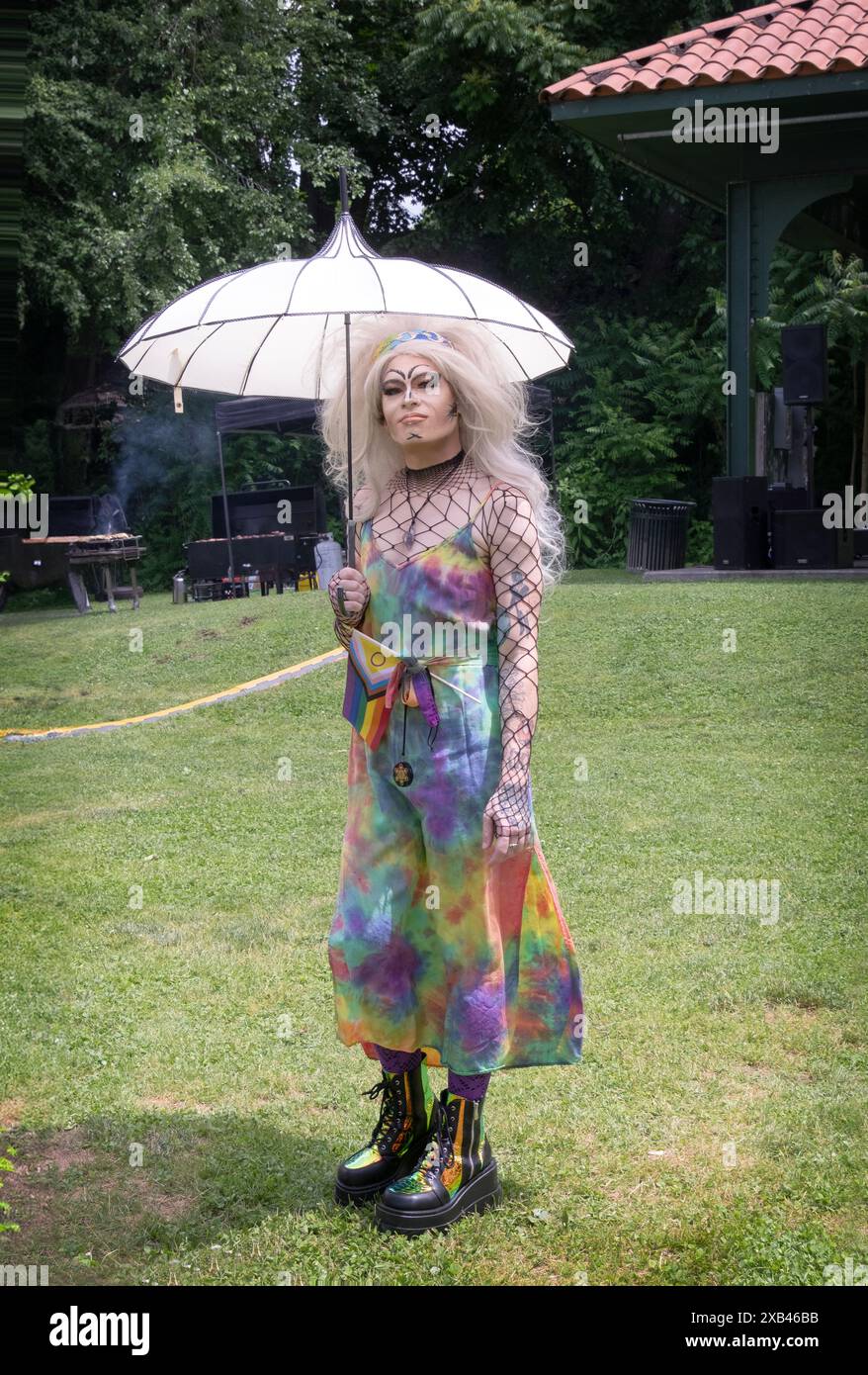 Ein 100 % schwuler männlicher Teilnehmer an Drag bei der Poughkeepsie Pride Parade 2024. Im Waryas Park auf der After Party. Stockfoto