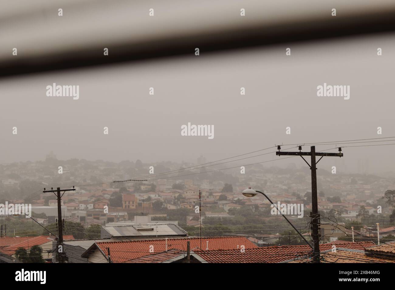 Bewölkter Blick auf die Stadt Stockfoto