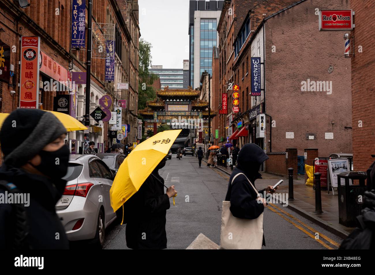 Manchester, Großbritannien. Juni 2024. Dutzende Demonstranten, die gelbe Regenschirme trugen, die damals von der Bewegung wild benutzt wurden, wurden gesehen, wie sie an China Town in Manchester vorbeigingen. Die Bevölkerung Hongkongs hielt vor fünf Jahren einen Protestmarsch im Stadtzentrum von Manchester ab, um der Demokratiebewegung in Hongkong zu gedenken, eine der größten Demonstrationen in der Geschichte Hongkongs. was später dazu führte, dass sich die Polizei verkrampft und viele Festnahmen verhaftet wurden, was dazu führte, dass Zehntausende von Bürgern die Stadt verließen und nach Großbritannien, Taiwan und mehr zogen. Quelle: SOPA Images Limited/Alamy Live News Stockfoto