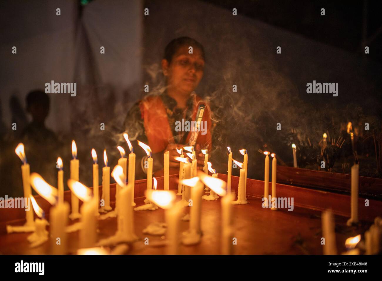 Gläubige zündeten im Sri Sri Baradeswari Kalimata Tempel in Basabo in Dhaka Kerzen an, um Diwali zu feiern. Bangladesch. Stockfoto