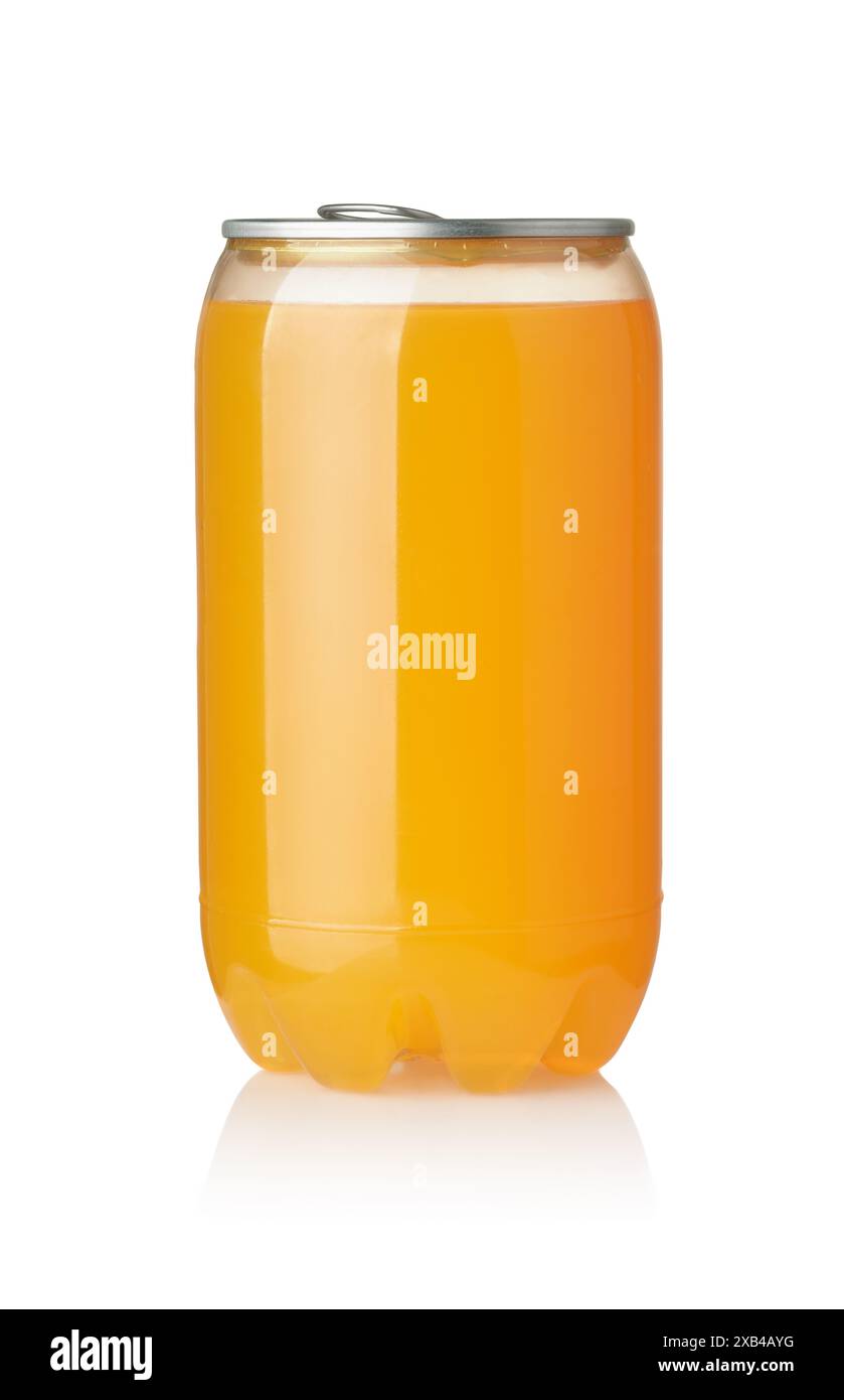 Vorderansicht von orangefarbenem Soda aus transparentem Kunststoff, isoliert auf weiß Stockfoto