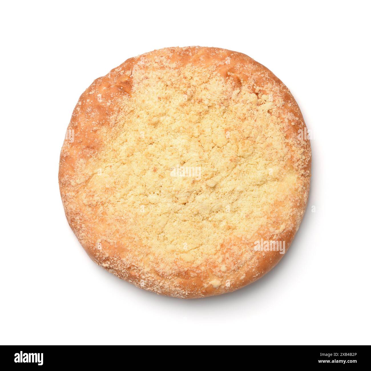 Blick von oben auf den ganzen runden Zitronenkuchen, gekrönt mit Streusel isoliert auf weiß Stockfoto