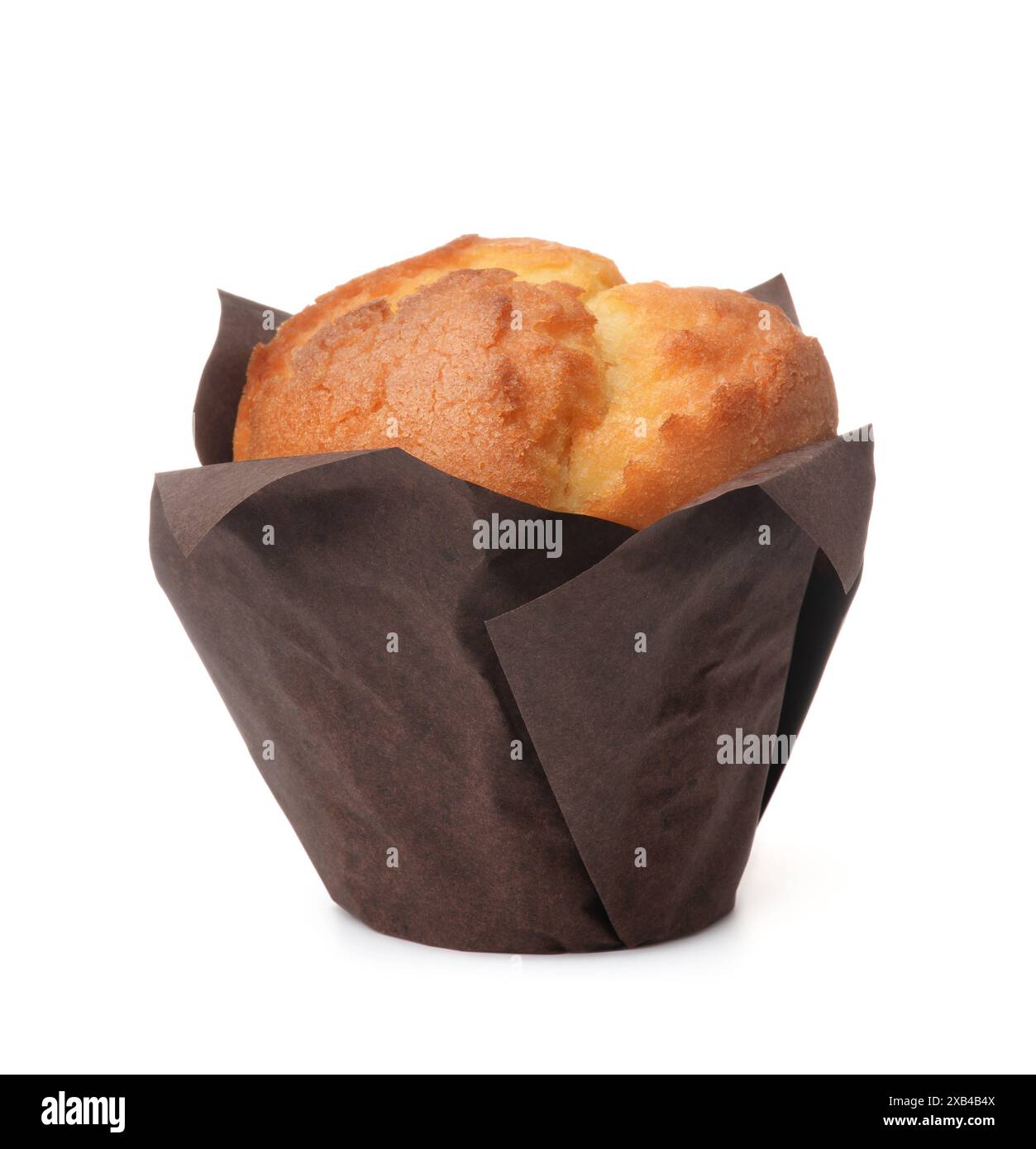 Muffin in braunem Pergamentpapier isoliert auf weiß Stockfoto